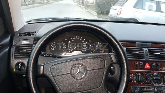 Mercedes E 240 1999, 300,000 km - 2.6 l - Quba
