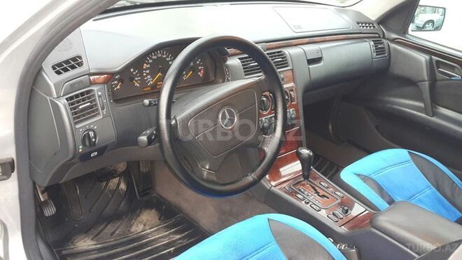 Mercedes E 240 1999, 300,000 km - 2.6 l - Quba
