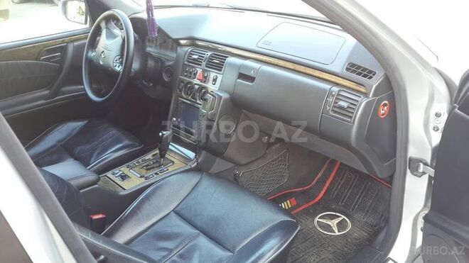 Mercedes E 240 2001, 272,000 km - 2.6 л - Bakı