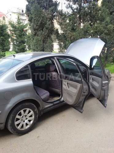 Volkswagen Passat 2003, 150,000 km - 1.8 l - Gəncə