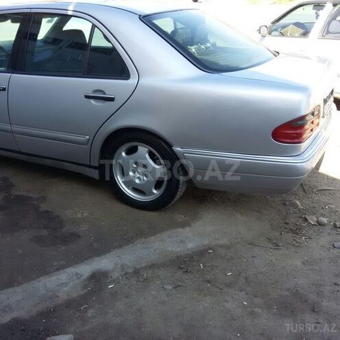 Mercedes E 280 1998, 268,000 km - 2.8 l - Quba