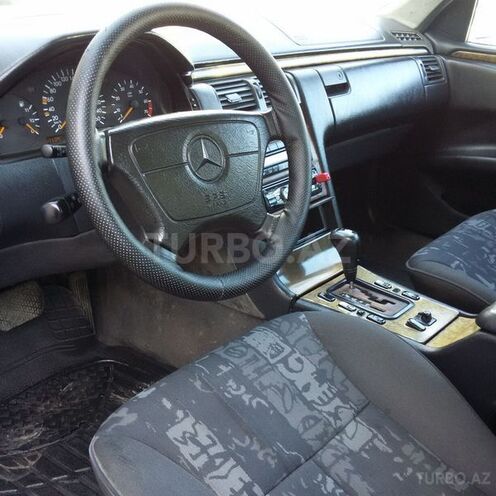 Mercedes E 280 1998, 268,000 km - 2.8 l - Quba