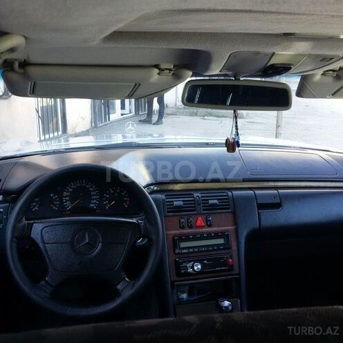Mercedes E 280 1998, 287,000 km - 2.8 l - Quba