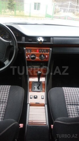 Mercedes E 200 1994, 267,000 km - 2.0 л - Qəbələ