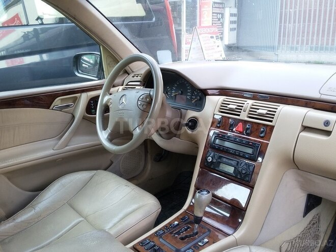 Mercedes E 240 1999, 254,000 km - 2.6 l - Bakı