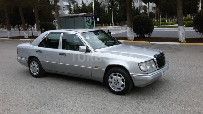 Mercedes E 220 1995, 322,000 km - 2.2 l - Sumqayıt