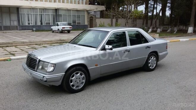 Mercedes E 220 1995, 322,000 km - 2.2 l - Sumqayıt