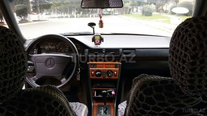 Mercedes E 220 1995, 322,000 km - 2.2 l - Sumqayıt