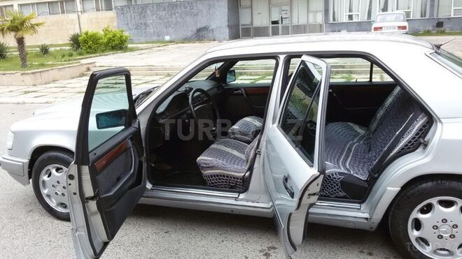 Mercedes E 220 1995, 322,000 km - 2.2 l - Sumqayıt