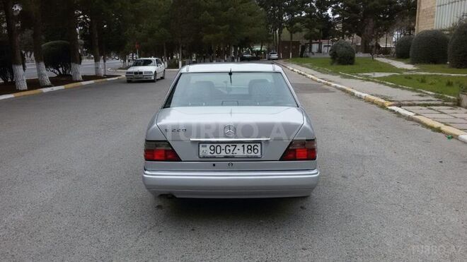 Mercedes E 220 1995, 322,000 km - 2.2 l - Sumqayıt