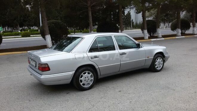 Mercedes E 220 1995, 322,000 km - 2.2 l - Sumqayıt