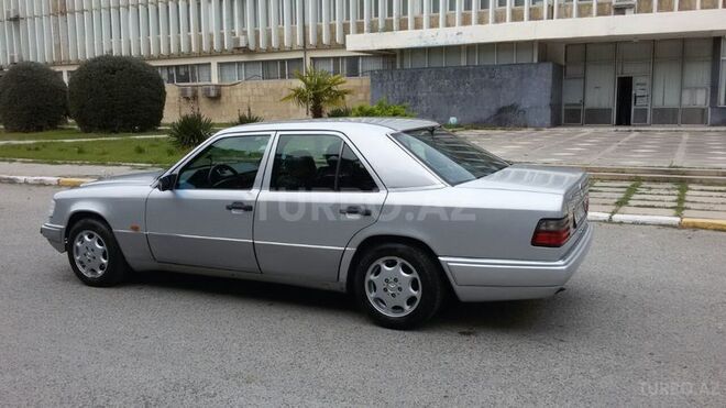 Mercedes E 220 1995, 322,000 km - 2.2 l - Sumqayıt