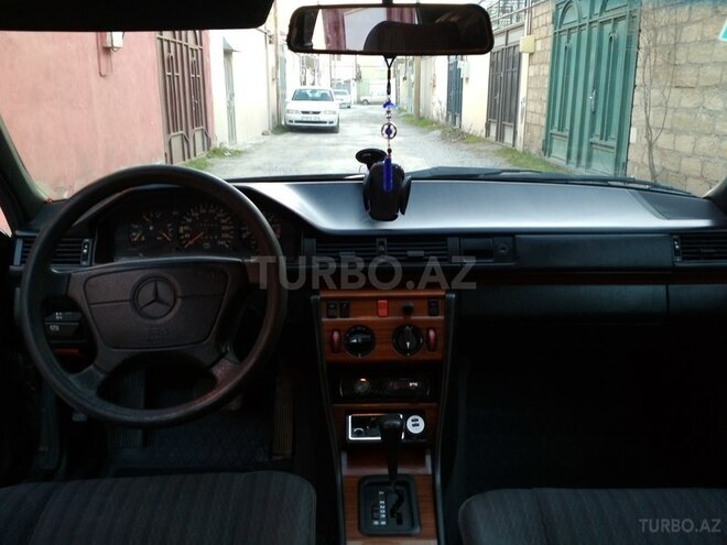 Mercedes E 220 1993, 298,600 km - 2.2 l - Bakı