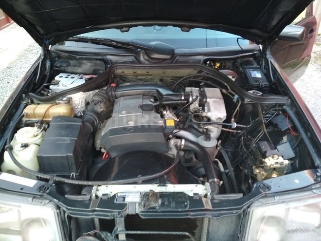 Mercedes E 220 1993, 298,600 km - 2.2 l - Bakı
