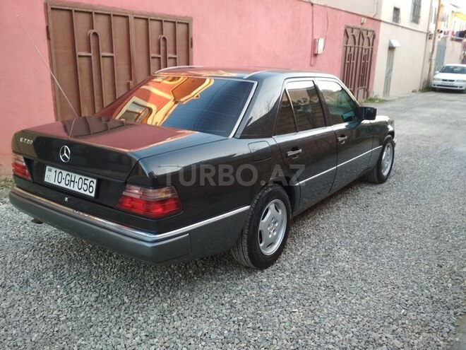 Mercedes E 220 1993, 298,600 km - 2.2 l - Bakı
