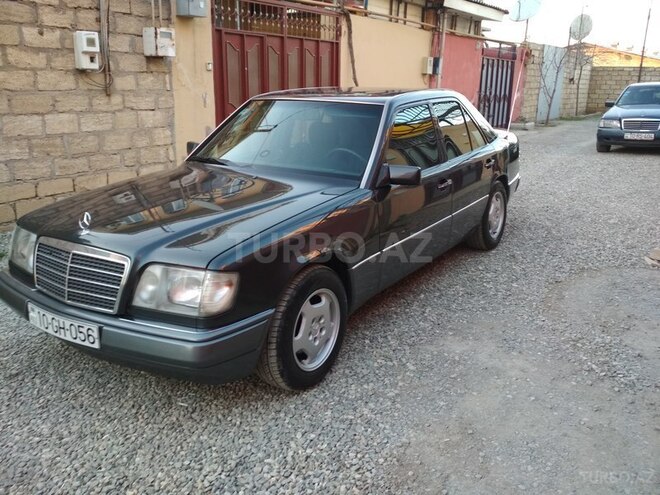Mercedes E 220 1993, 298,600 km - 2.2 l - Bakı