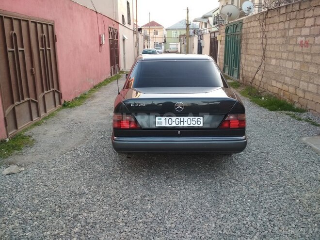Mercedes E 220 1993, 298,600 km - 2.2 l - Bakı