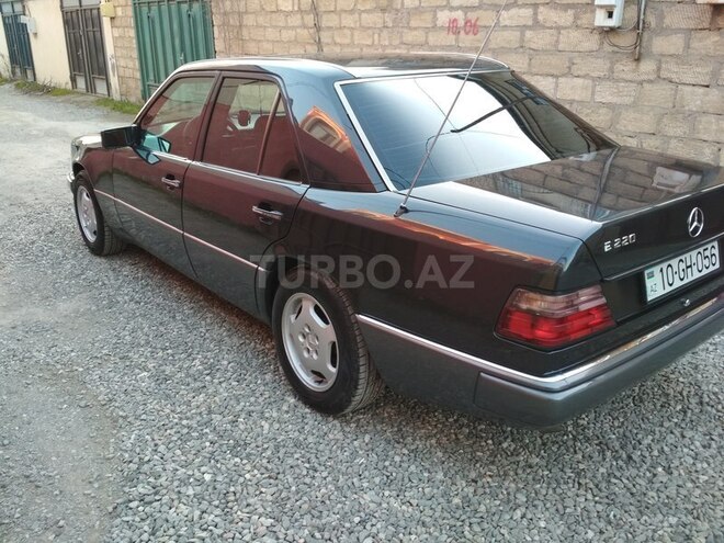 Mercedes E 220 1993, 298,600 km - 2.2 l - Bakı