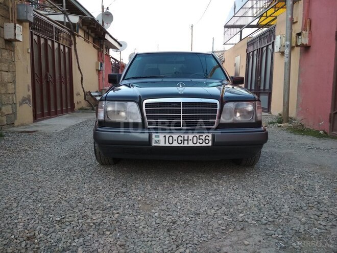Mercedes E 220 1993, 298,600 km - 2.2 l - Bakı