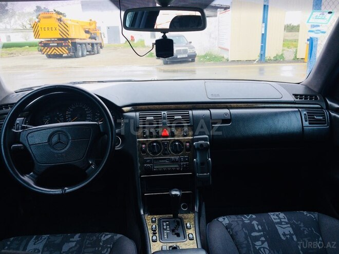 Mercedes E 240 1998, 241,000 km - 2.6 л - Bakı