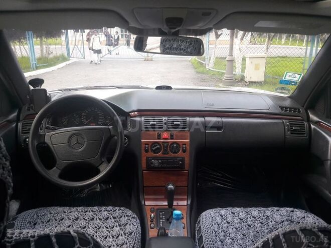 Mercedes E 240 1998, 290,000 km - 2.4 l - Qəbələ
