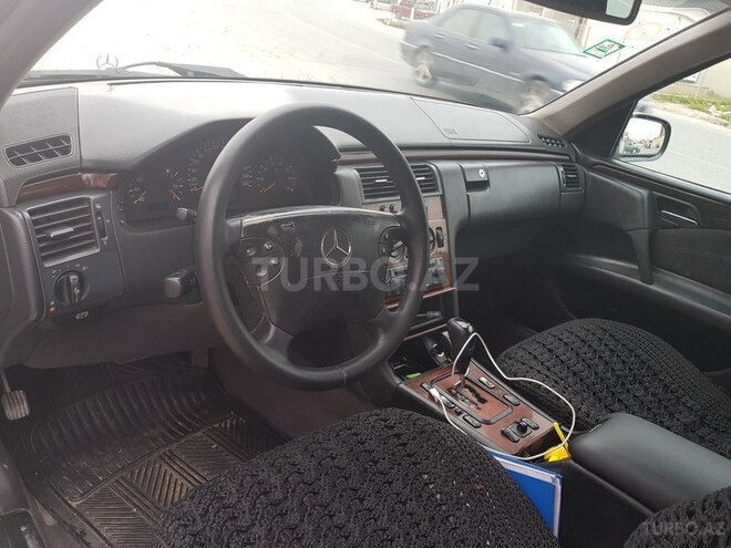 Mercedes E 240 2001, 317,888 km - 2.6 l - Bakı