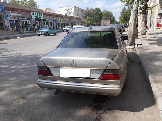 Mercedes E 260 1988, 245,781 km - 2.6 l - Bərdə