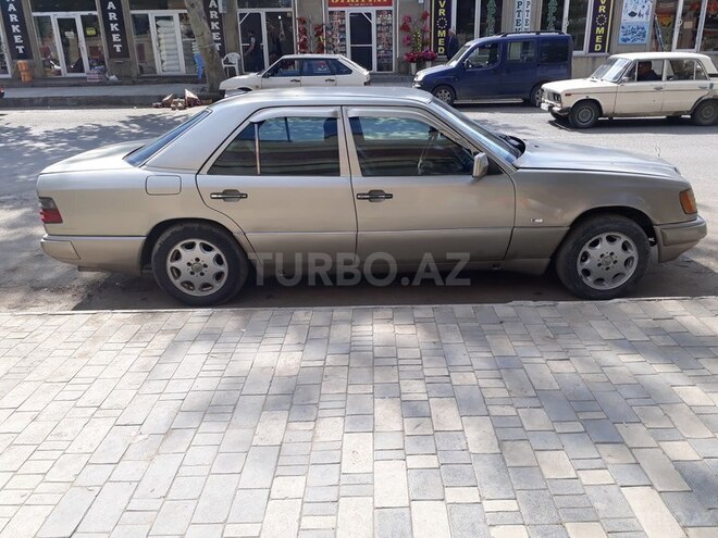 Mercedes E 260 1988, 245,781 km - 2.6 l - Bərdə