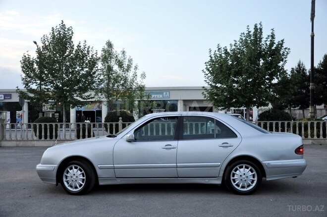 Mercedes E 240 2000, 300,000 km - 2.6 l - Saatlı