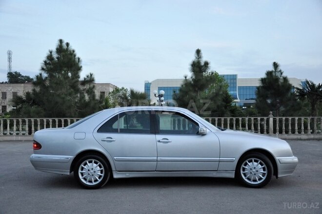 Mercedes E 240 2000, 300,000 km - 2.6 l - Saatlı