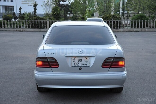 Mercedes E 240 2000, 300,000 km - 2.6 l - Saatlı