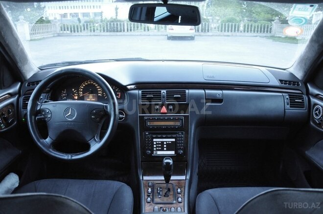 Mercedes E 240 2000, 300,000 km - 2.6 l - Saatlı