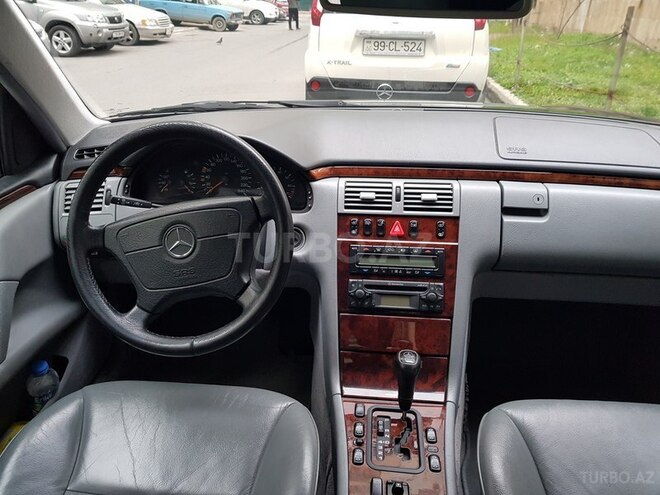 Mercedes E 240 1999, 215,000 km - 2.4 l - Bakı
