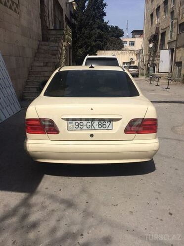 Mercedes E 200 2001, 300,000 km - 2.2 l - Bakı