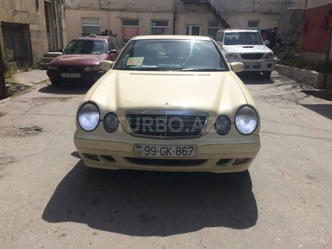Mercedes E 200 2001, 300,000 km - 2.2 l - Bakı