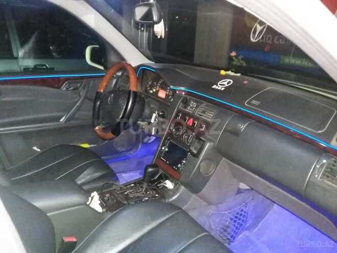 Mercedes E 200 2001, 300,000 km - 2.2 l - Bakı
