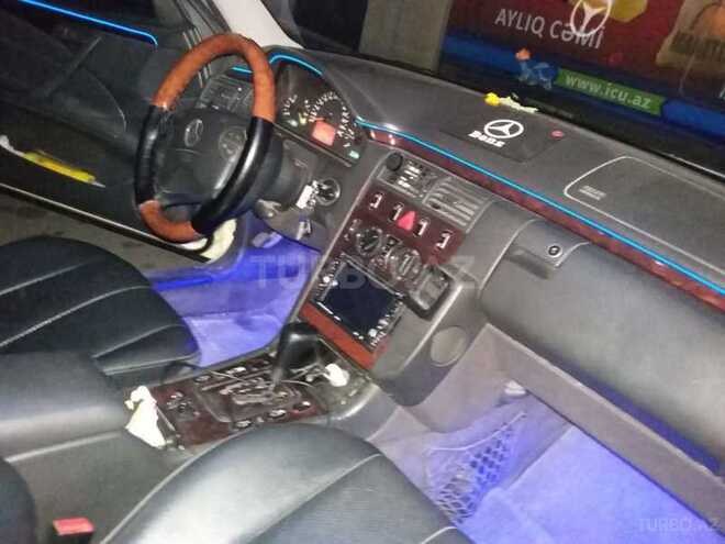 Mercedes E 200 2001, 300,000 km - 2.2 l - Bakı