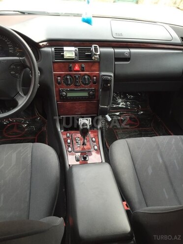 Mercedes E 220 2001, 288,900 km - 2.2 л - Sumqayıt