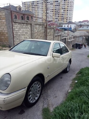 Mercedes E 220 1997, 318,000 km - 2.2 l - Bakı