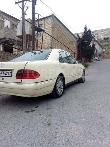 Mercedes E 220 1997, 318,000 km - 2.2 l - Bakı