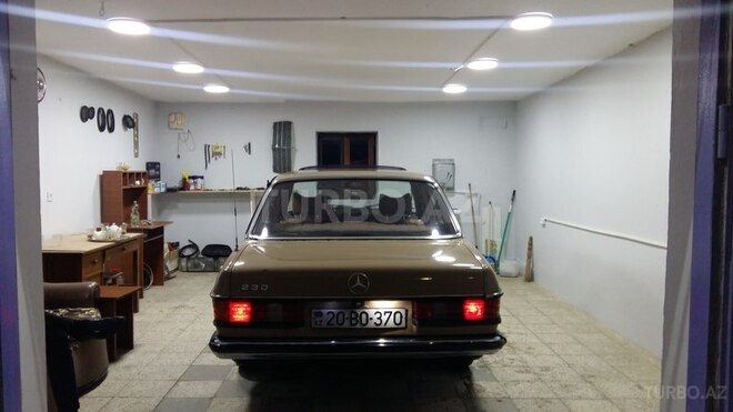 Mercedes E 200 1984, 2,002 km - 2.3 л - Bakı