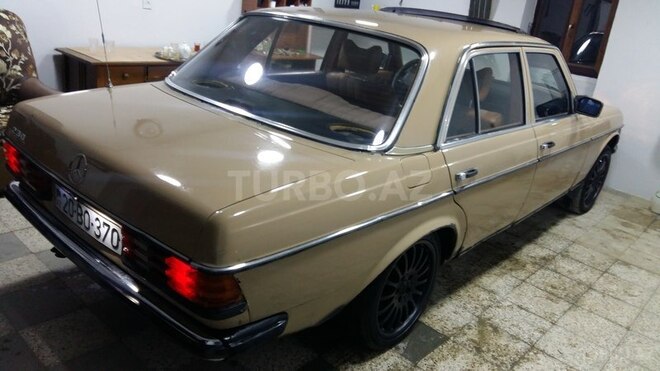 Mercedes E 200 1984, 2,002 km - 2.3 л - Bakı