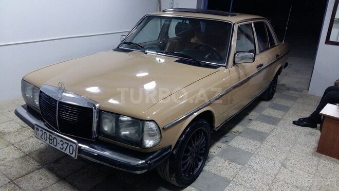 Mercedes E 200 1984, 2,002 km - 2.3 л - Bakı