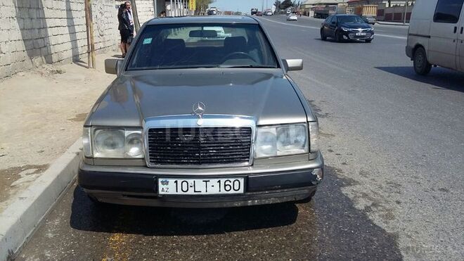 Mercedes E 260 1989, 365,550 km - 2.6 l - Bakı