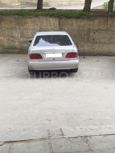 Mercedes E 240 2000, 258,000 km - 2.6 l - Bakı