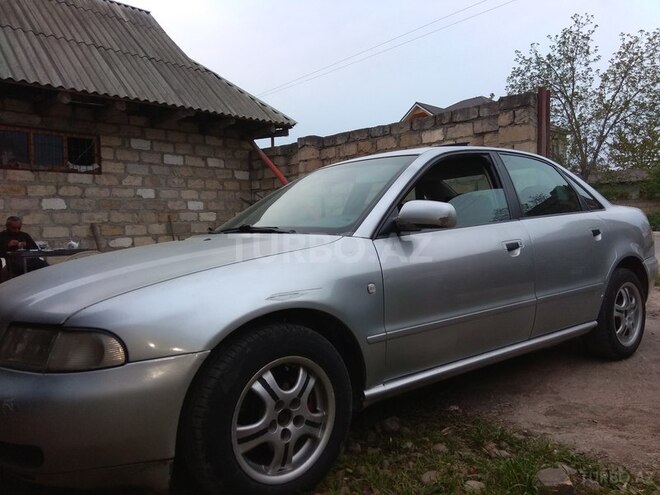 Audi A4 1995, 300,000 km - 1.8 l - Qusar