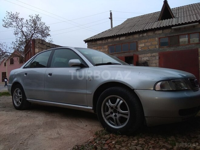 Audi A4 1995, 300,000 km - 1.8 l - Qusar