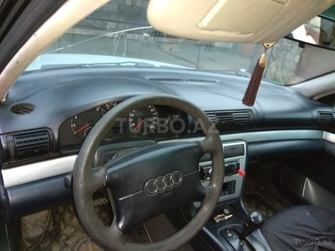 Audi A4 1995, 300,000 km - 1.8 l - Qusar
