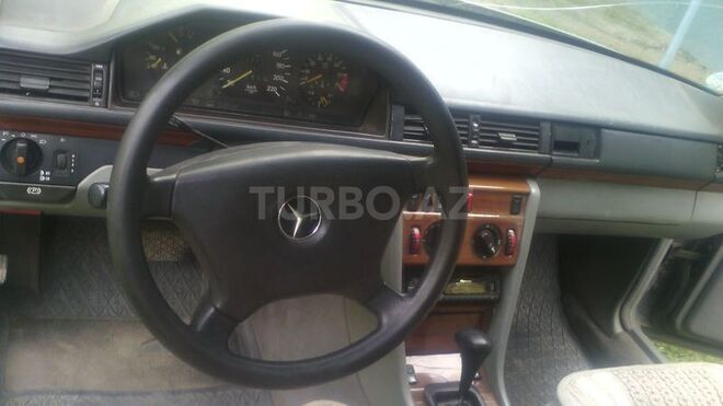 Mercedes E 200 1991, 445,000 km - 2.0 l - Füzuli