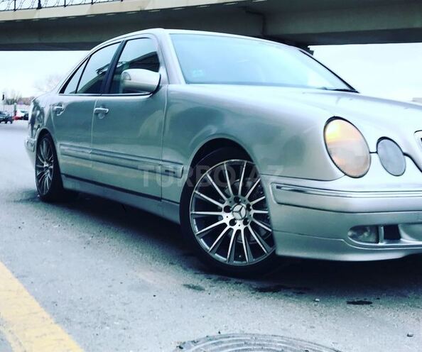Mercedes E 320 2001, 199,000 km - 3.2 л - Bakı